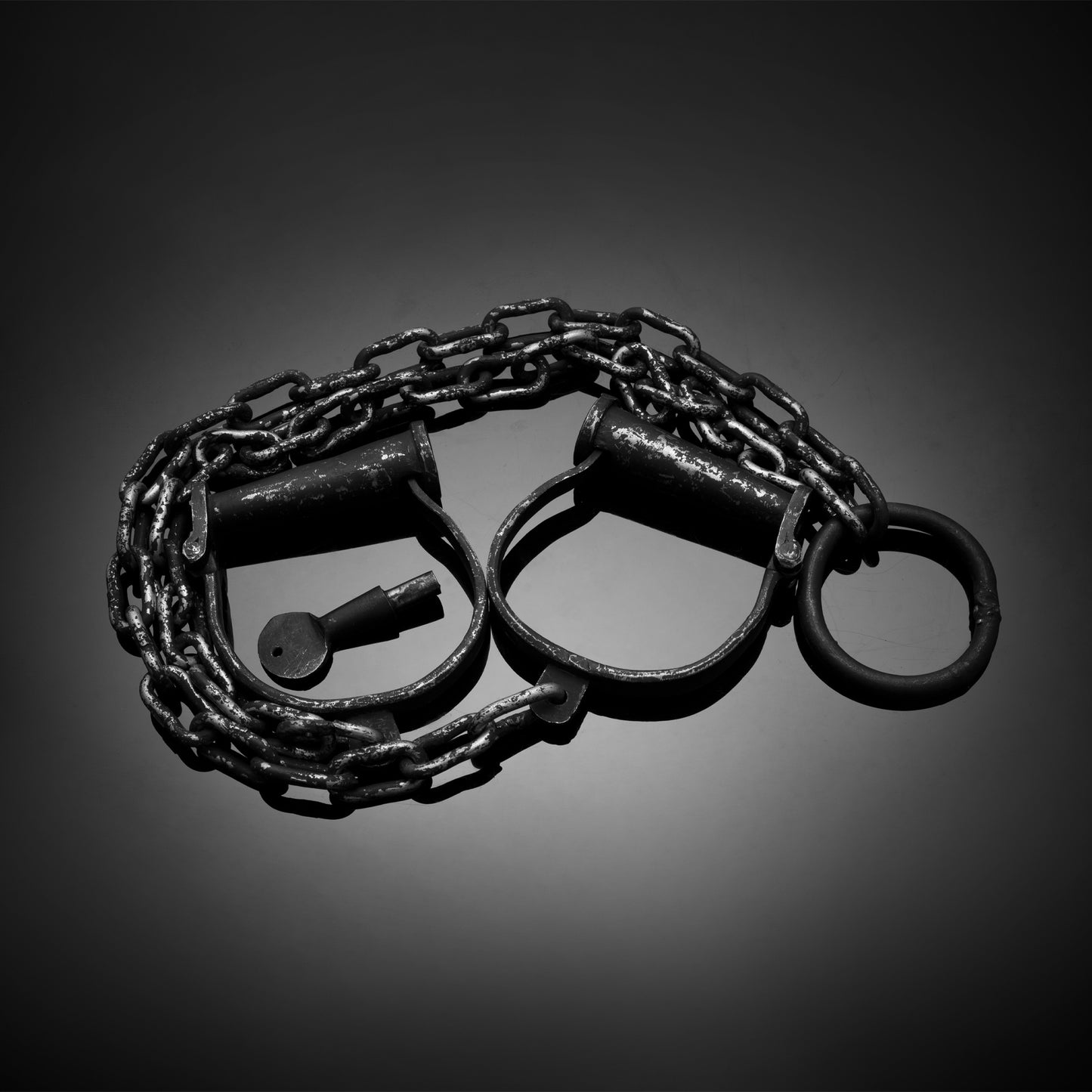 Vintageware® heavy-duty police leg restraints